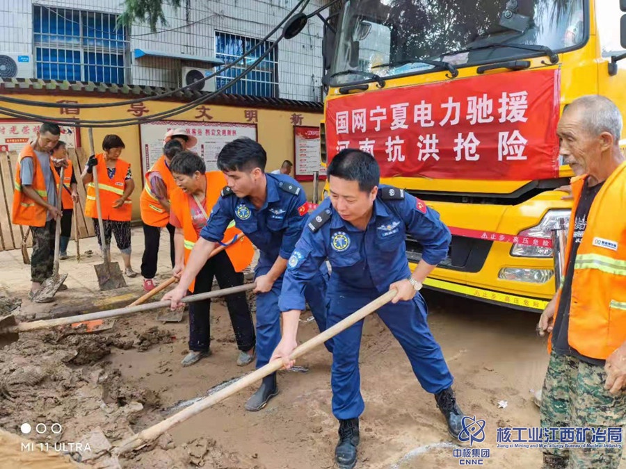 社區(qū)員工周雄軍參加河南救援_副本.jpg