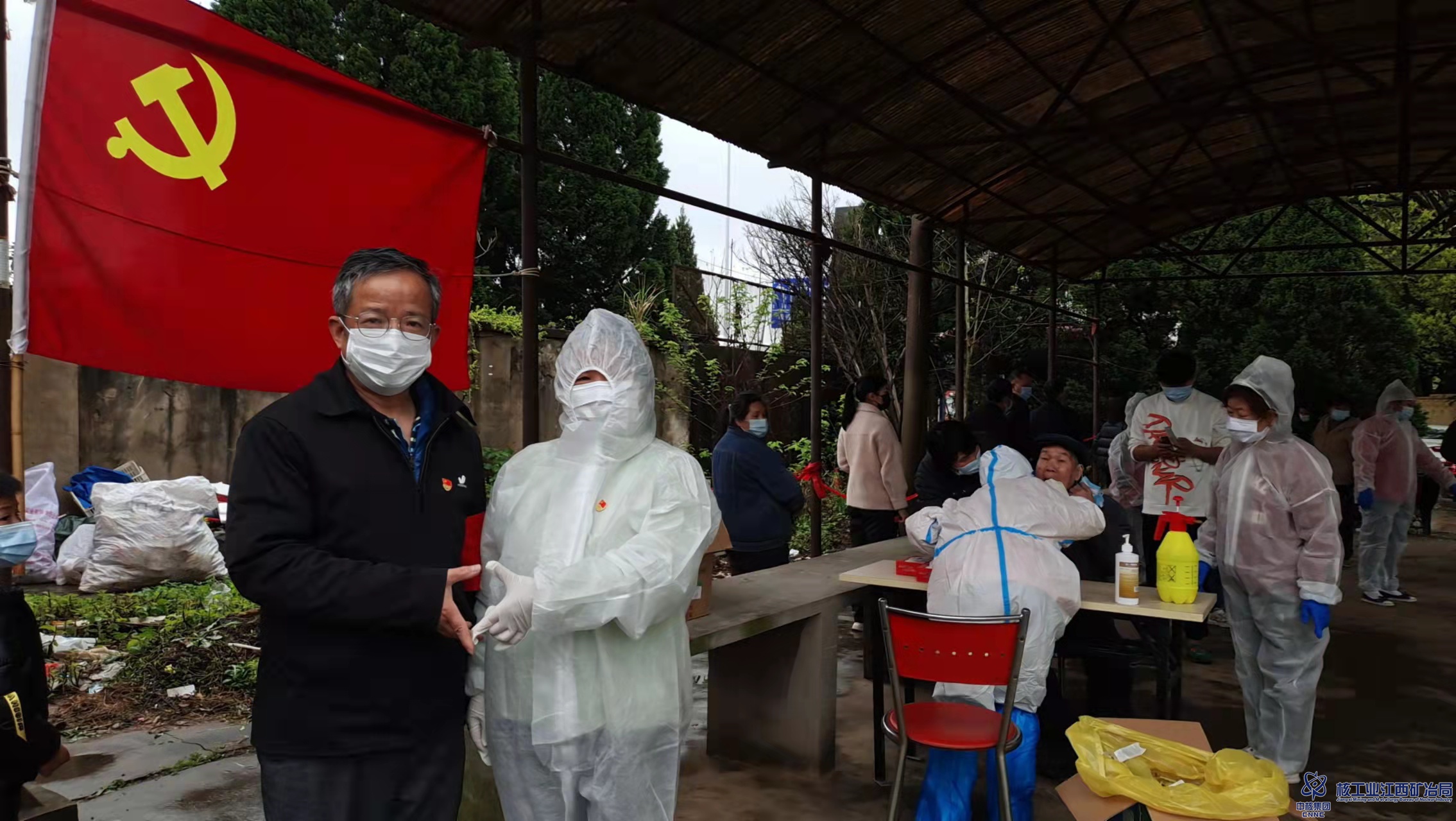 昌北管理站原何友良和妻子黃小清（穿防護服者）在第六輪核酸檢測現(xiàn)場做自愿者1 (1).jpg